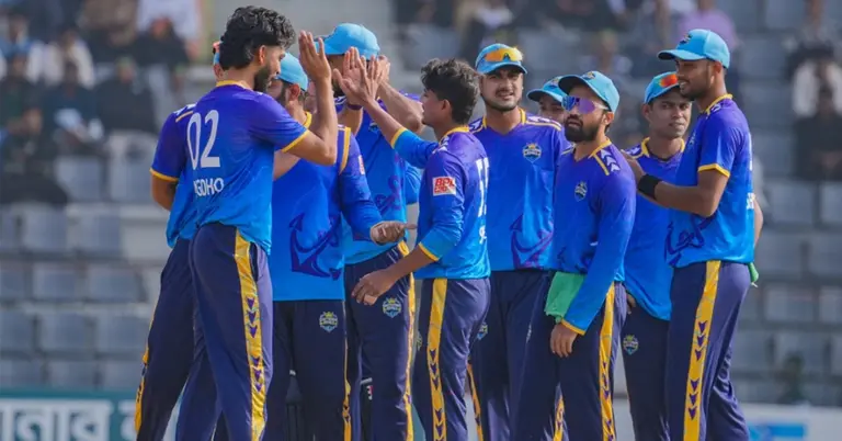 চট্টগ্রাম রয়্যালসের খেলোয়াড়দের মাঠে উদযাপনের একটি মুহূর্ত